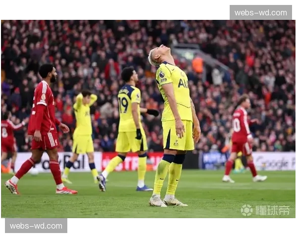 哈维西蒙斯持球一碰就丢 热刺边路补强难适应英超对抗强度